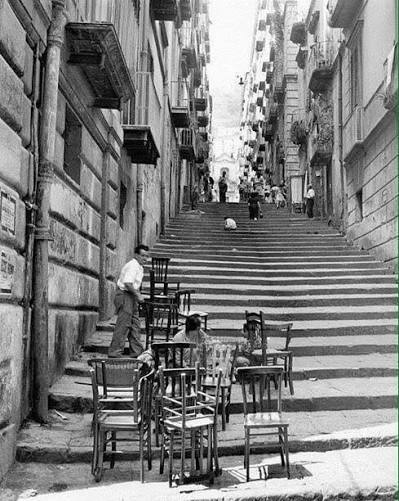 https://www.facebook.com/lanapolidiunavolta/photos/via-pasquale-scura-vista-dalla-pignasecca-insomma-quando-cerano-i-gradini-che-fu/1149586120065931/